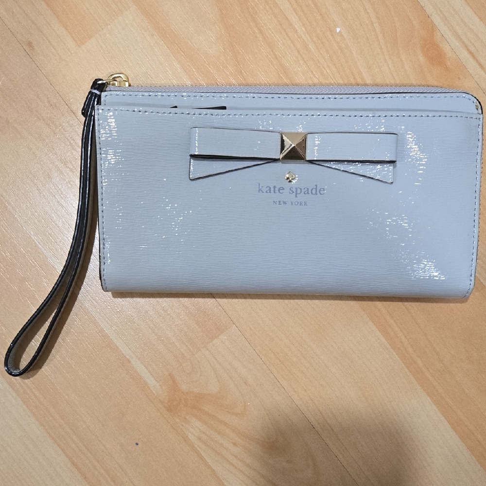 Kate Spade Shiny Light Gray Wristlet with Bow - Picture 1 of 4
